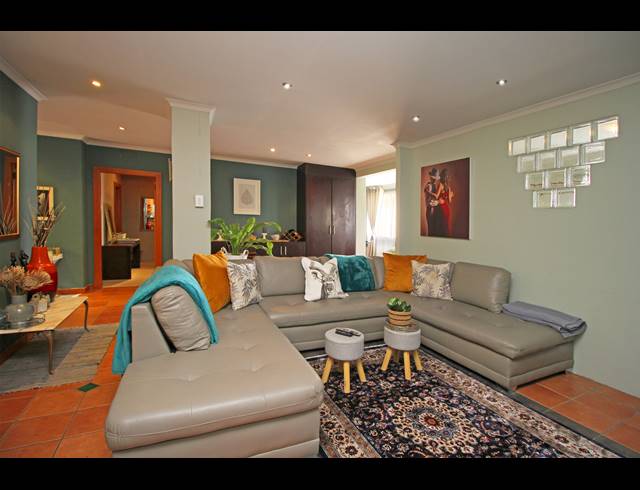 2 BEDROOM APARTMENT FOR SALE IN HOUGHTON ESTATE
